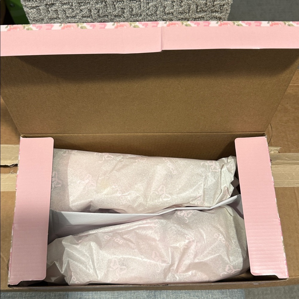 🎀CROCS Kids' x LoveShackFancy Bow Back Classic Clog PINK MILK with Charms🎀 - Picture 10 of 12